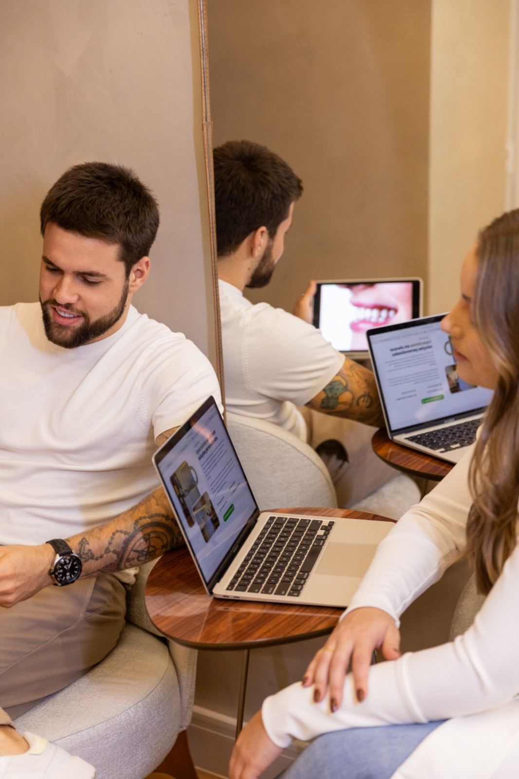 Equipe da FB Clinic planejando um caso no notebook