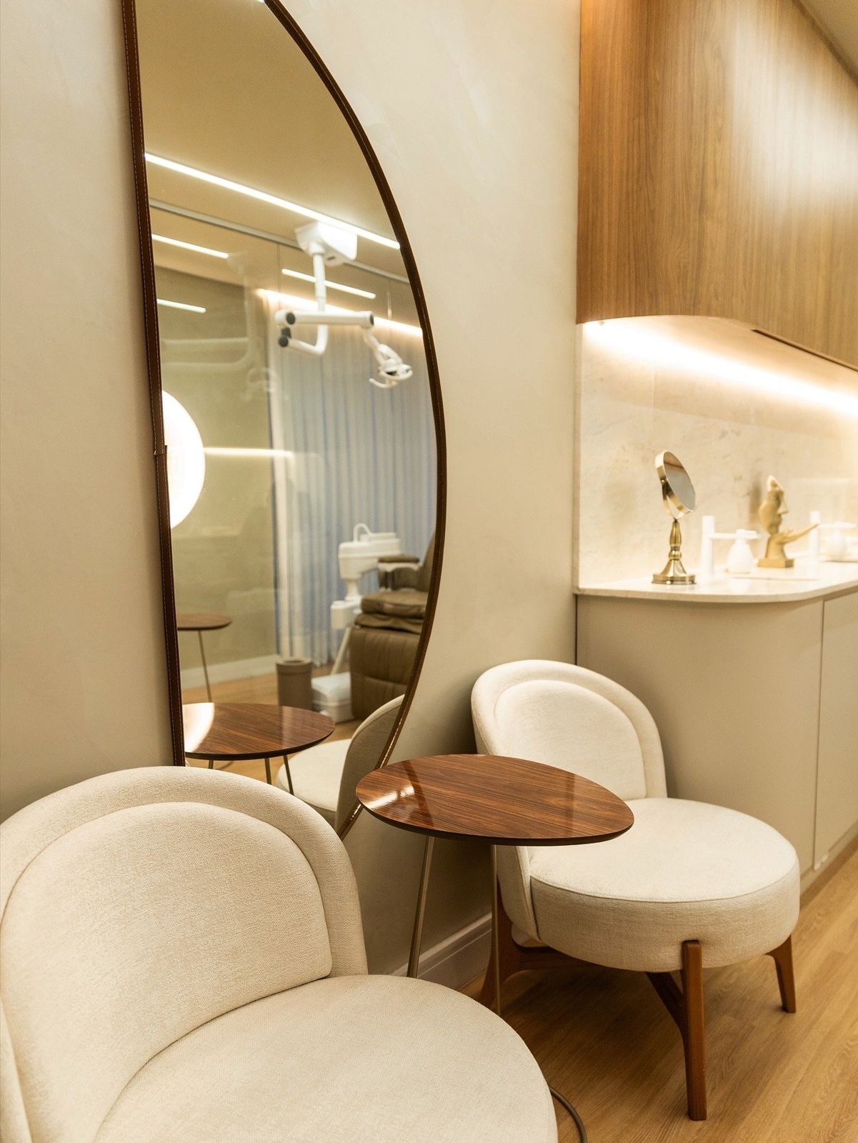 Sala de espera com espelho curvo